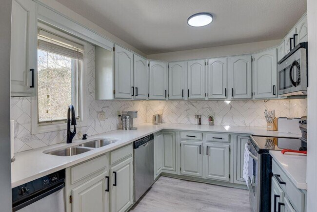 Building Photo - 110 Riverbend Dr