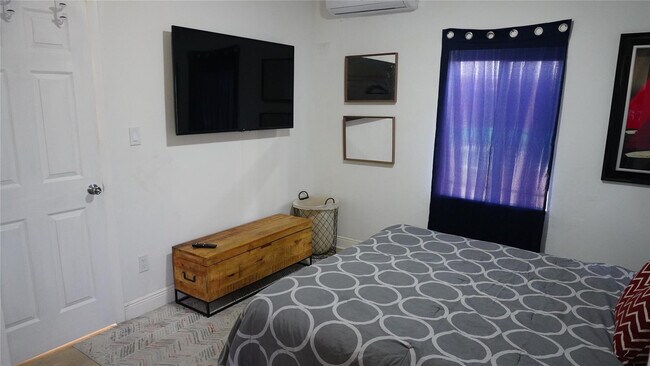 Building Photo - 1011 Sharar Ave