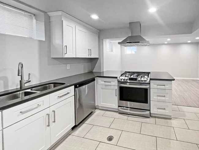 Building Photo - 2 BED, 1 BATH GARDEN LEVEL CONDO NEAR SLOA...