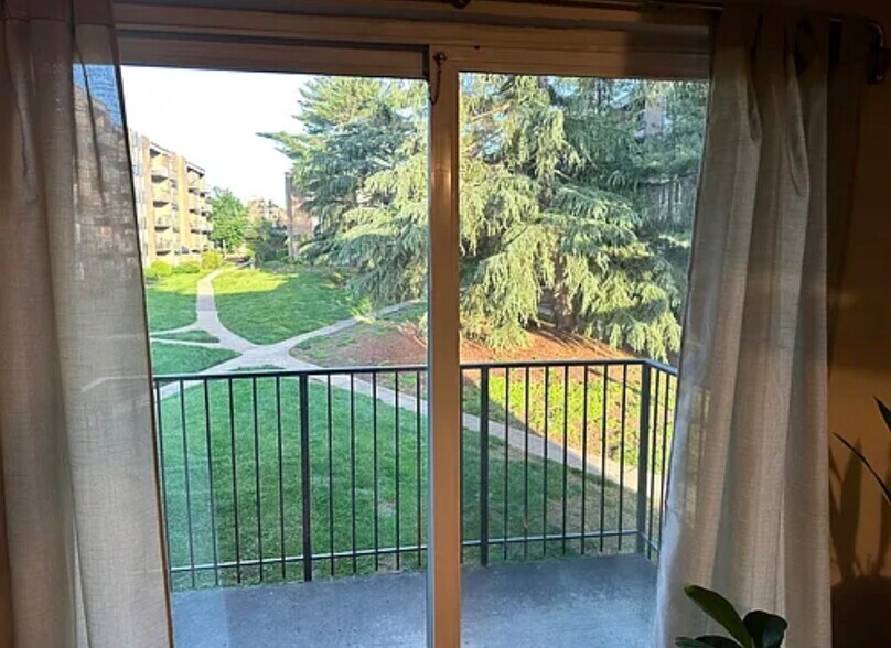 Building Photo - 75 S Reynolds St