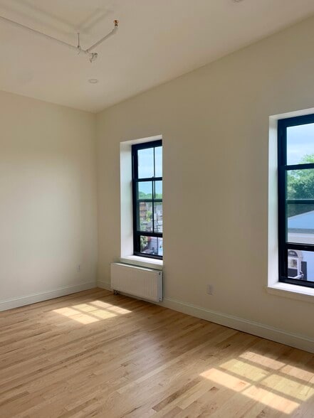 Building Photo - 146 Main St