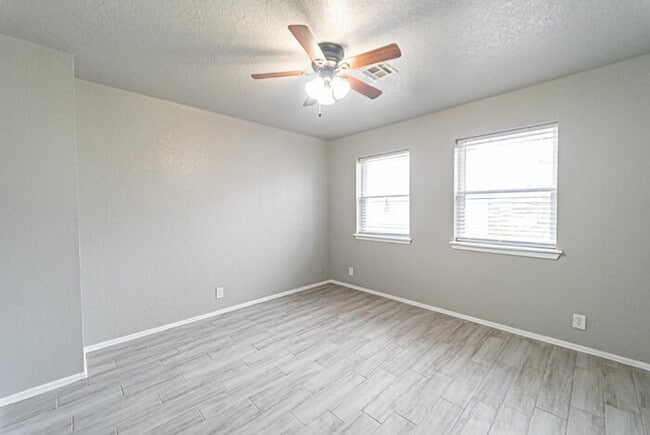 Building Photo - Updated 2-Bed, 1.5-Bath Townhome in NW Nor...