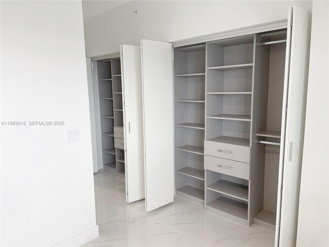 Building Photo - 700 NE 24th St