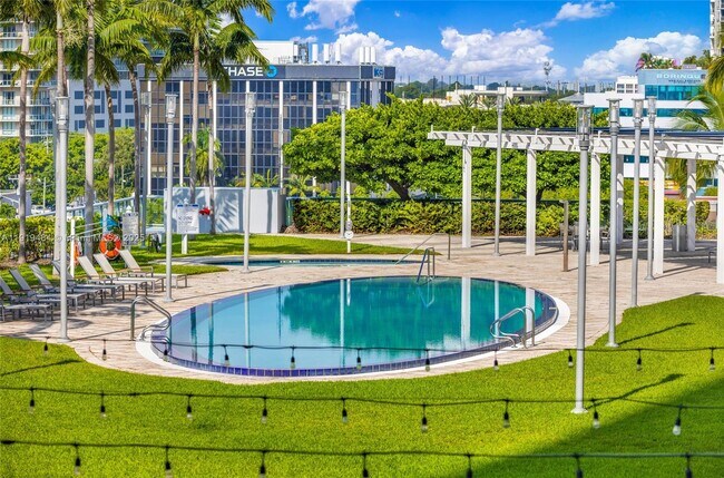 Building Photo - 601 NE 36th St