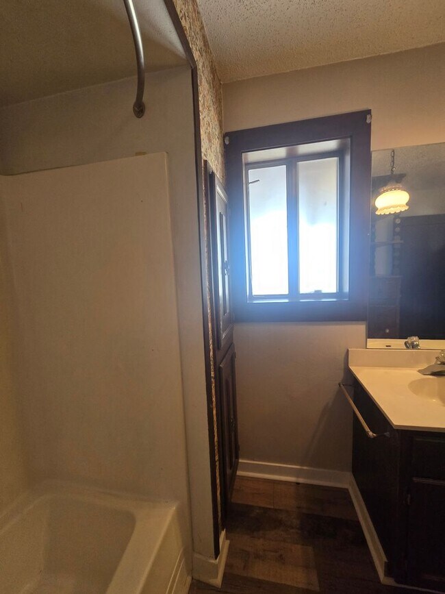 Building Photo - Charming Farmhouse