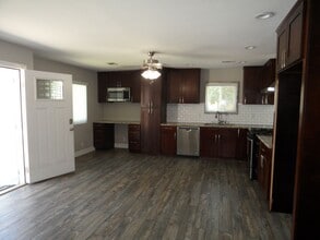 Building Photo - 300 1/2-204 1/2 E Mills Dr