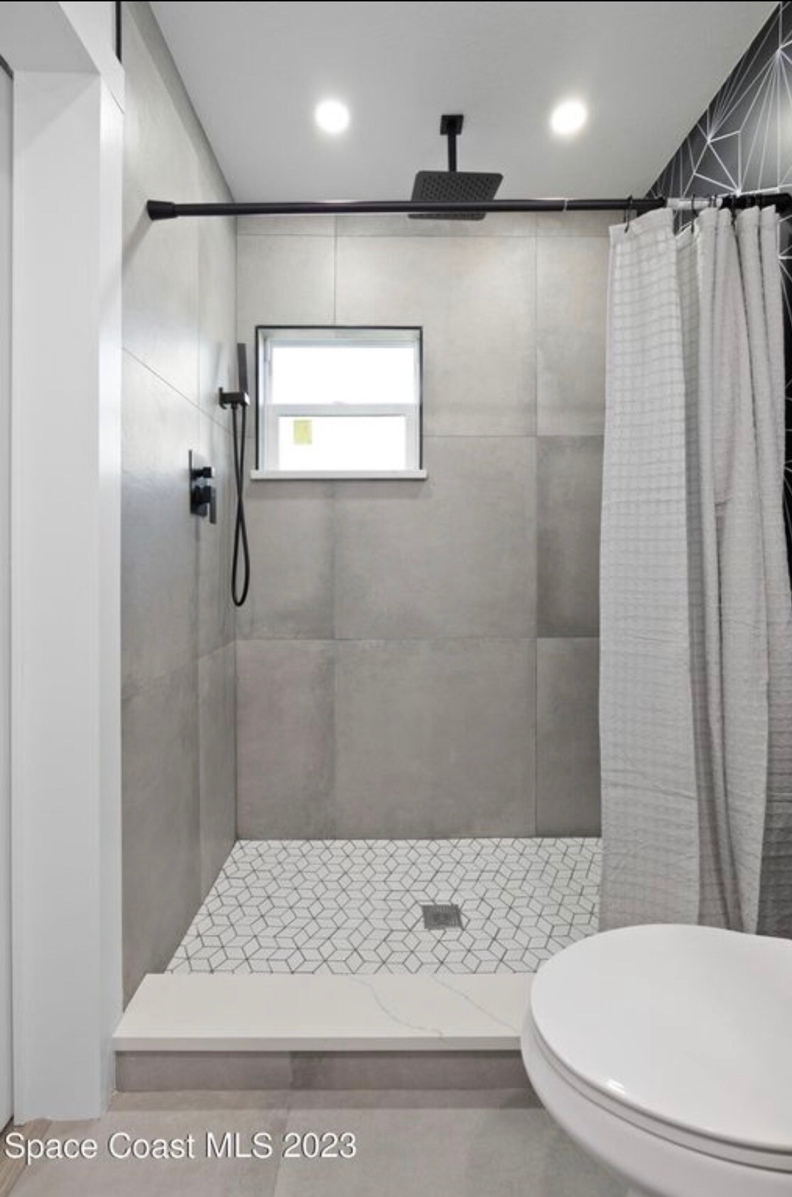 Building Photo - 415 North Shore Dr