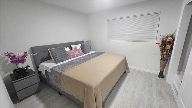 Building Photo - 1831 NE 56th St