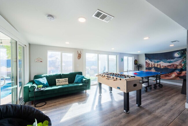 Building Photo - 4917 E Granada Rd