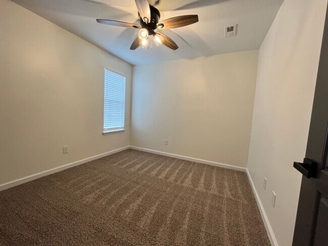 Building Photo - 204 Franklin Sq - Beautifully Updated Home in Bonaire