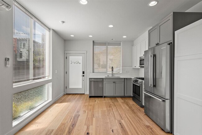 Building Photo - Luxury 2 Bed | 2 Bath Ballard Townhome with Private Rooftop Deck