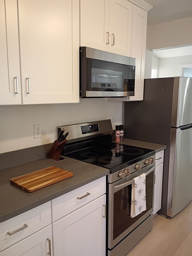 Building Photo - Fully Furnished Gem. Truly Turn-Key Living!