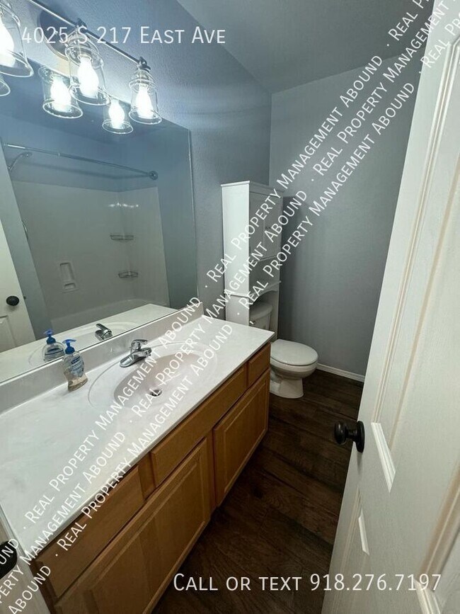 Building Photo - Beautiful 4-Bedroom Home with Office, Cove...