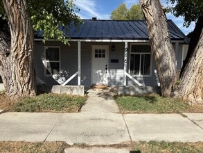 Building Photo - 916 Cedar Ave