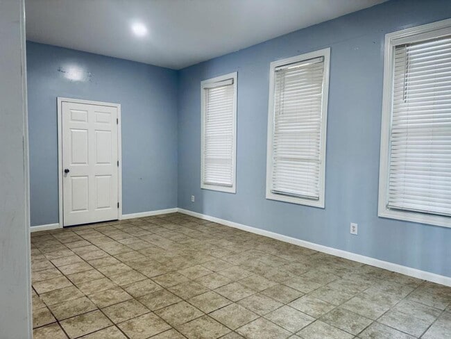Building Photo - 5573 Singleton Rd