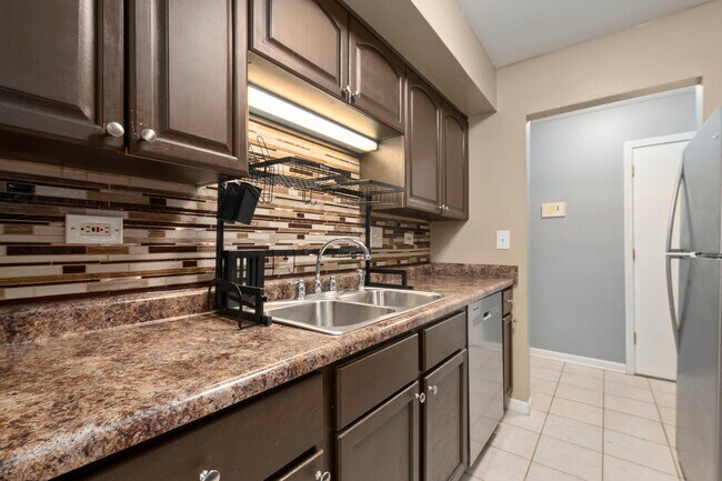 Building Photo - 2214 Country Club Dr