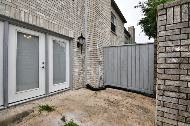 Building Photo - 382 Wilcrest Dr