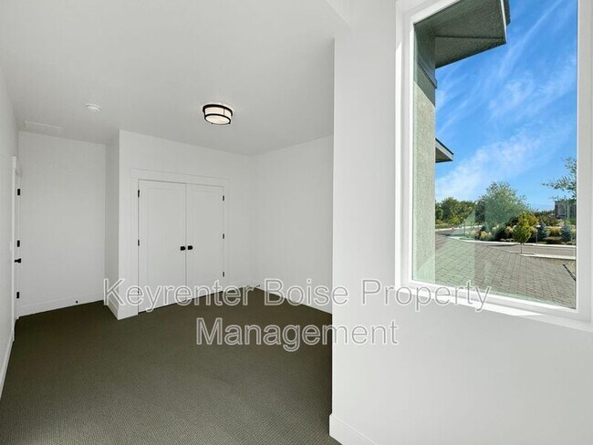 Building Photo - 450 E Presidio Ln