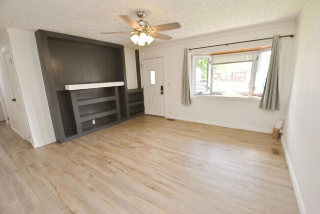 Building Photo - Northside Ranch style home near the riverwalk