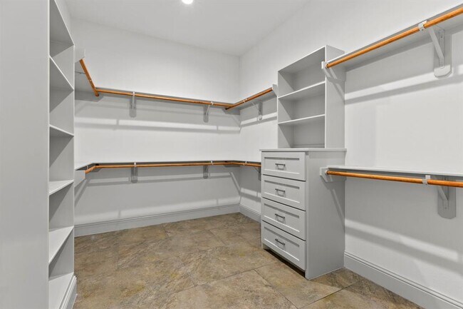Building Photo - 2209 Silverbonnet St