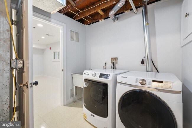 Building Photo - 711 Lamberton Dr