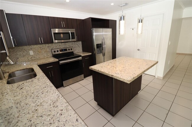 Building Photo - 230 SW 30th Ave