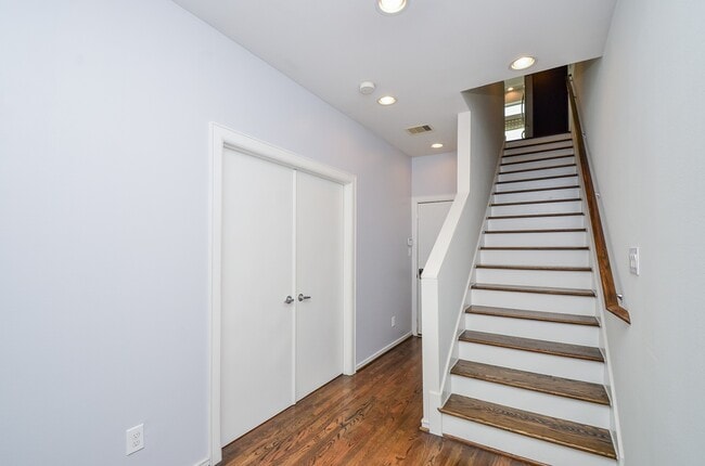 Building Photo - 1310 Delano St