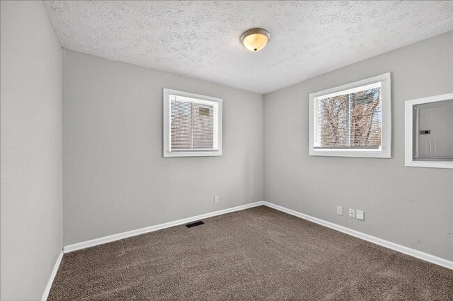 Building Photo - 3319 N Hawthorne Ln