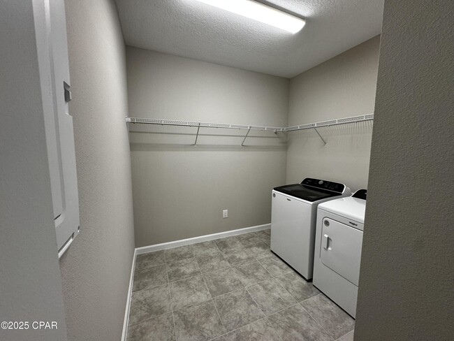 Building Photo - 9022 Parrot Pl