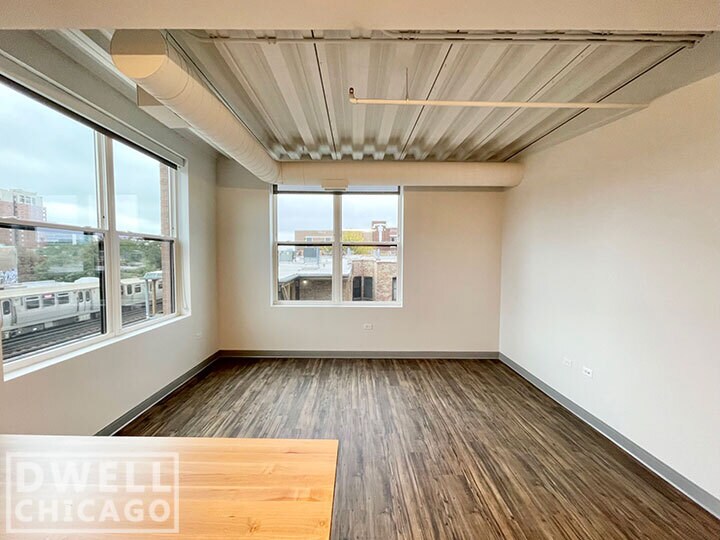 Building Photo - 951 W Dakin St