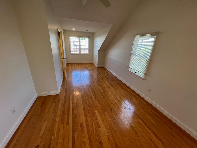 Building Photo - 86 Chapel St