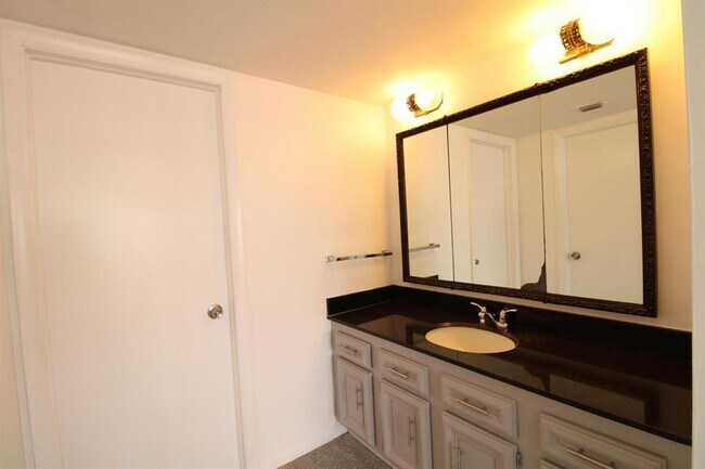 Building Photo - 3900 Galt Ocean Dr