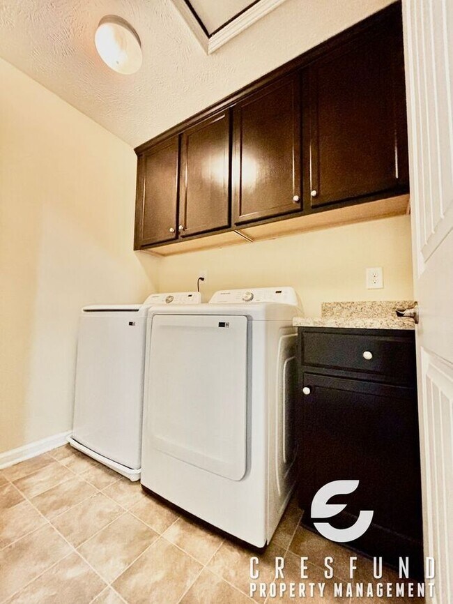 Building Photo - 15-20 Minutes from Fort Bragg and Cape Fear Valley! 4 Bed, 2.5 Bath AVAILABLE FOR MOVE IN NOW!