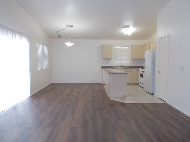 Building Photo - Charming Single-Story Home with 3 Bedrooms...