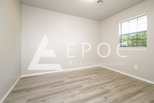 Building Photo - 409 Woodland Dr