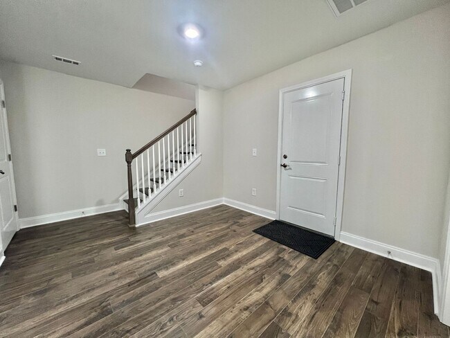 Building Photo - Like New 3 Bed, 4 Bath Townhome w/ 2 Car Garage