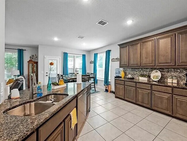 Building Photo - 1902 Sunflower Dr