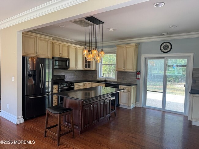 Building Photo - 196 Willow Dr