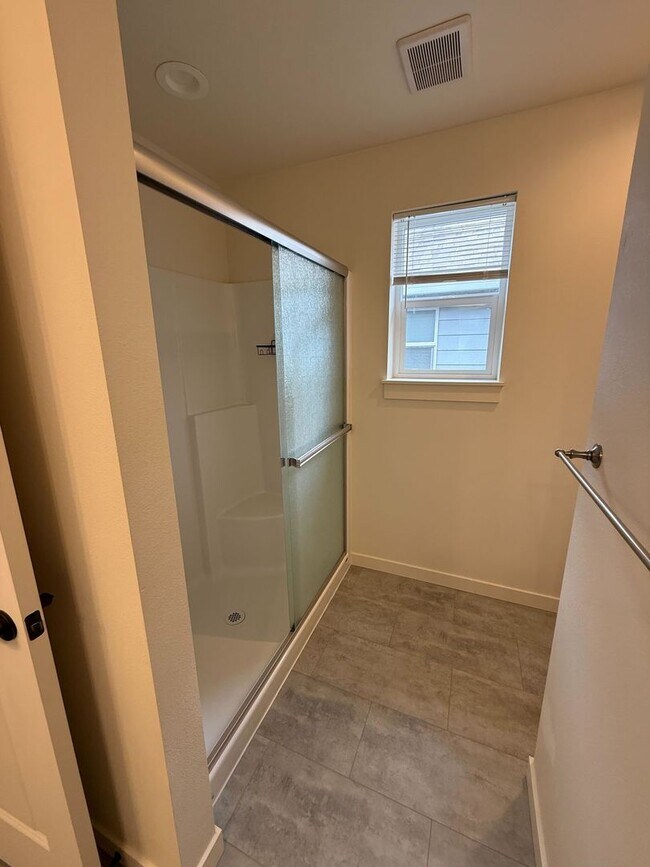 Building Photo - Immaculate 3B/2.5Ba Home in Ridgefield! Available NOW!