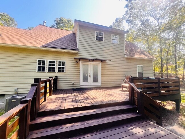 Building Photo - Tucked Away 3 Bedroom Gem on Private Road ...