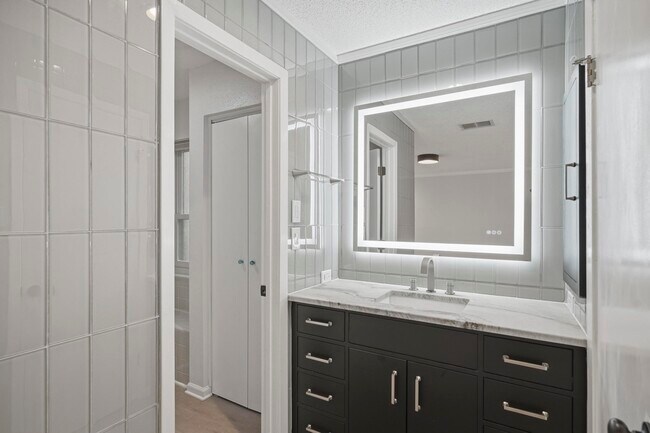 Building Photo - 1906 Hillingway St