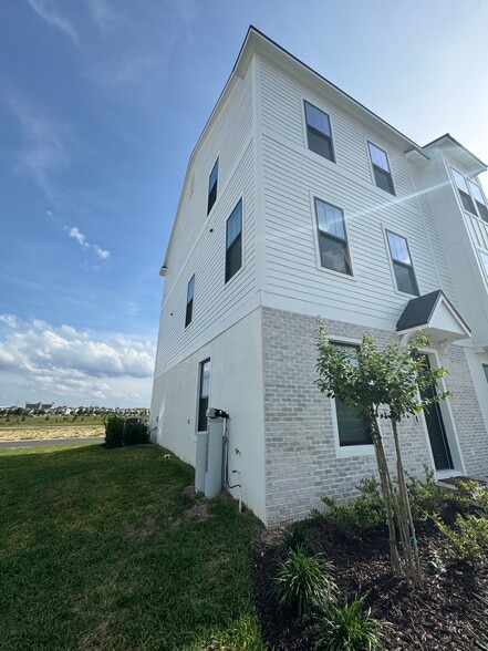Building Photo - 15064 Grove Lake Dr