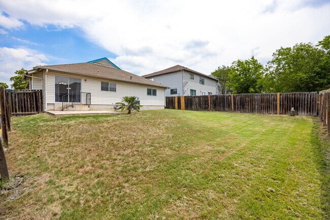 Building Photo - Beautiful 3 bed 2 bath single story, corne...