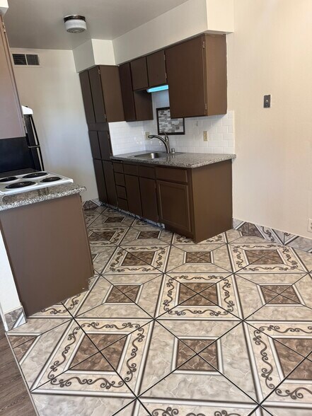 Kitchen/Dining Area - 1550 W Ashlan Ave