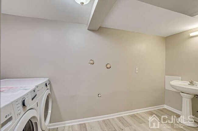 Building Photo - 216 E 7th St