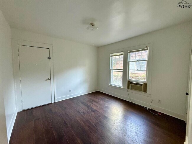 Building Photo - 2122 Yale Ave