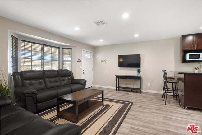 Building Photo - 213 S Ventura Pl