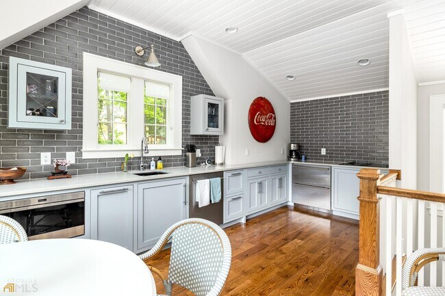 Building Photo - 3312 W Shadowlawn Ave NE