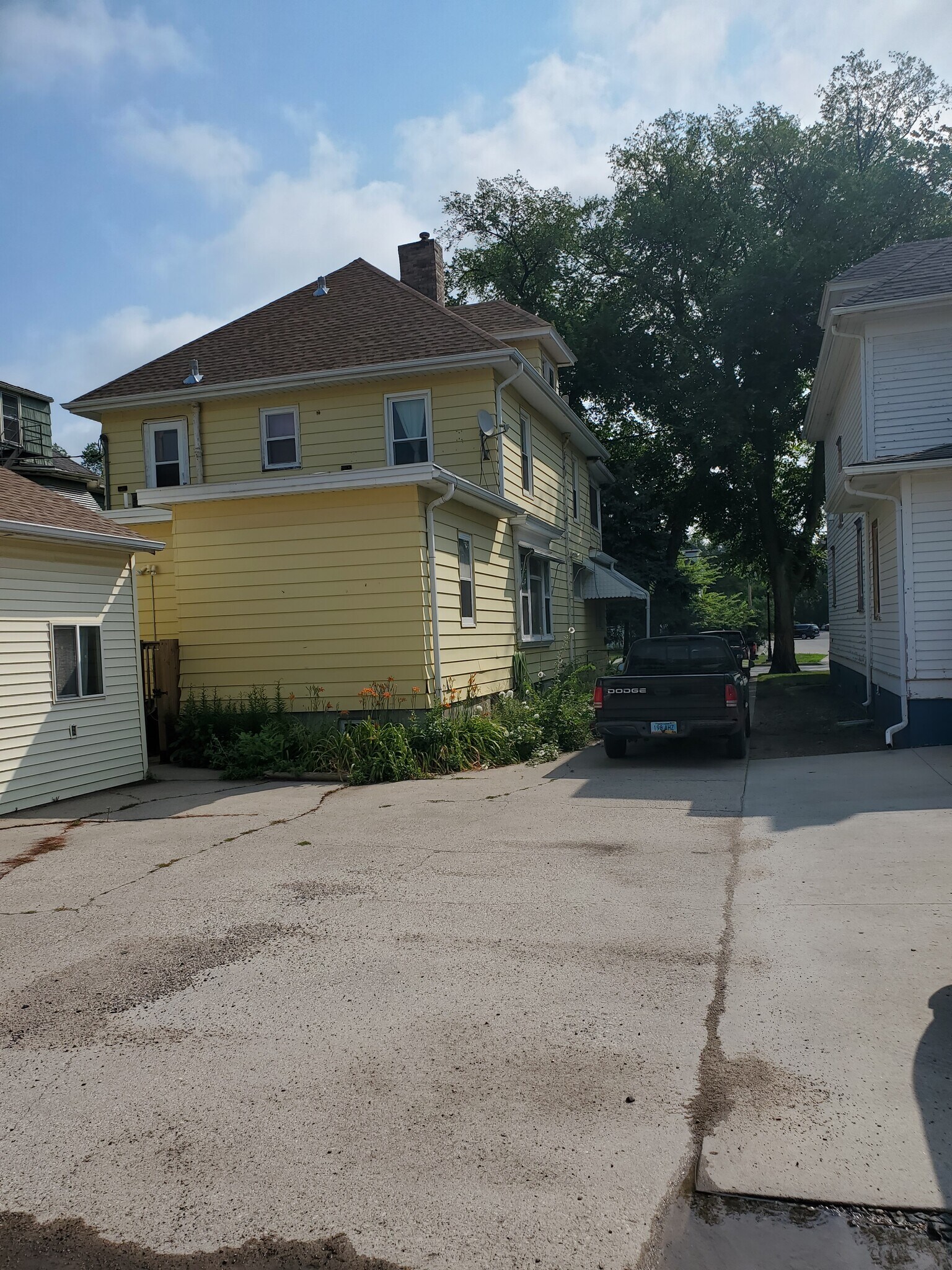 house from alley(SW corner) - 916 N Broadway Dr