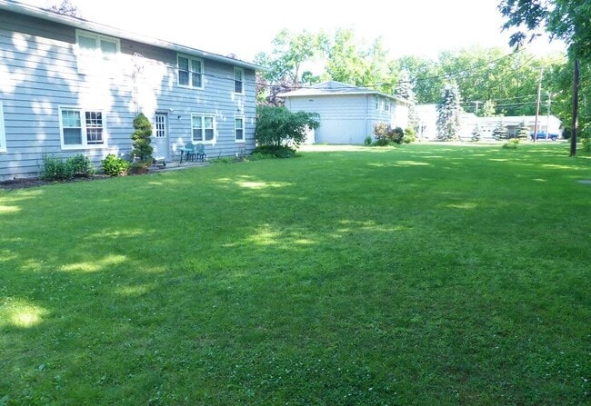 Building Photo - 5 Orchard Park